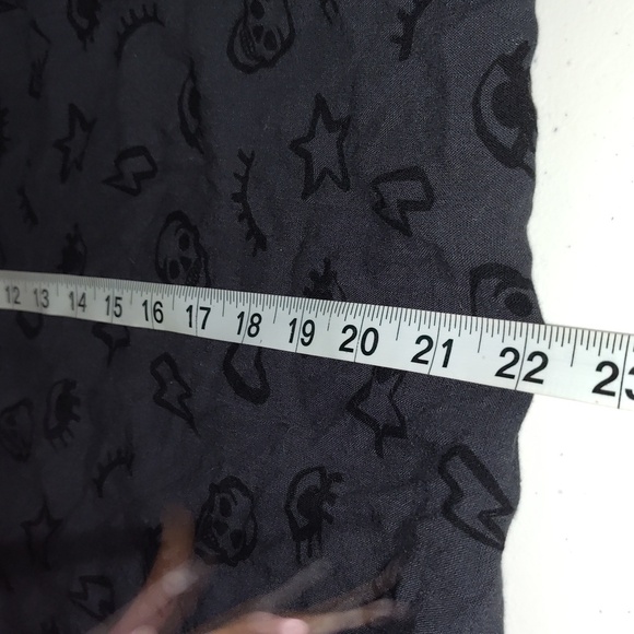 Torrid button up cropped shirt skulls Stars eyes and lightning bolts size 2 - Picture 5 of 6